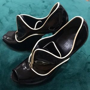 Gucci patent leather bootie heels with white trim